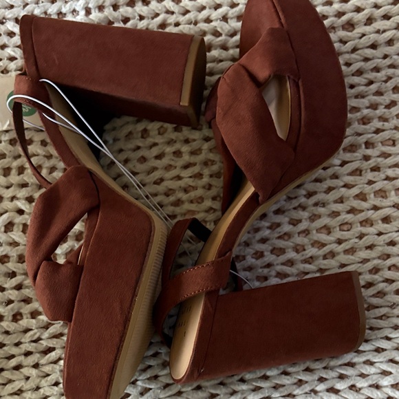 A New Day Women's Tan Bow Sandals - Picture 6 of 9